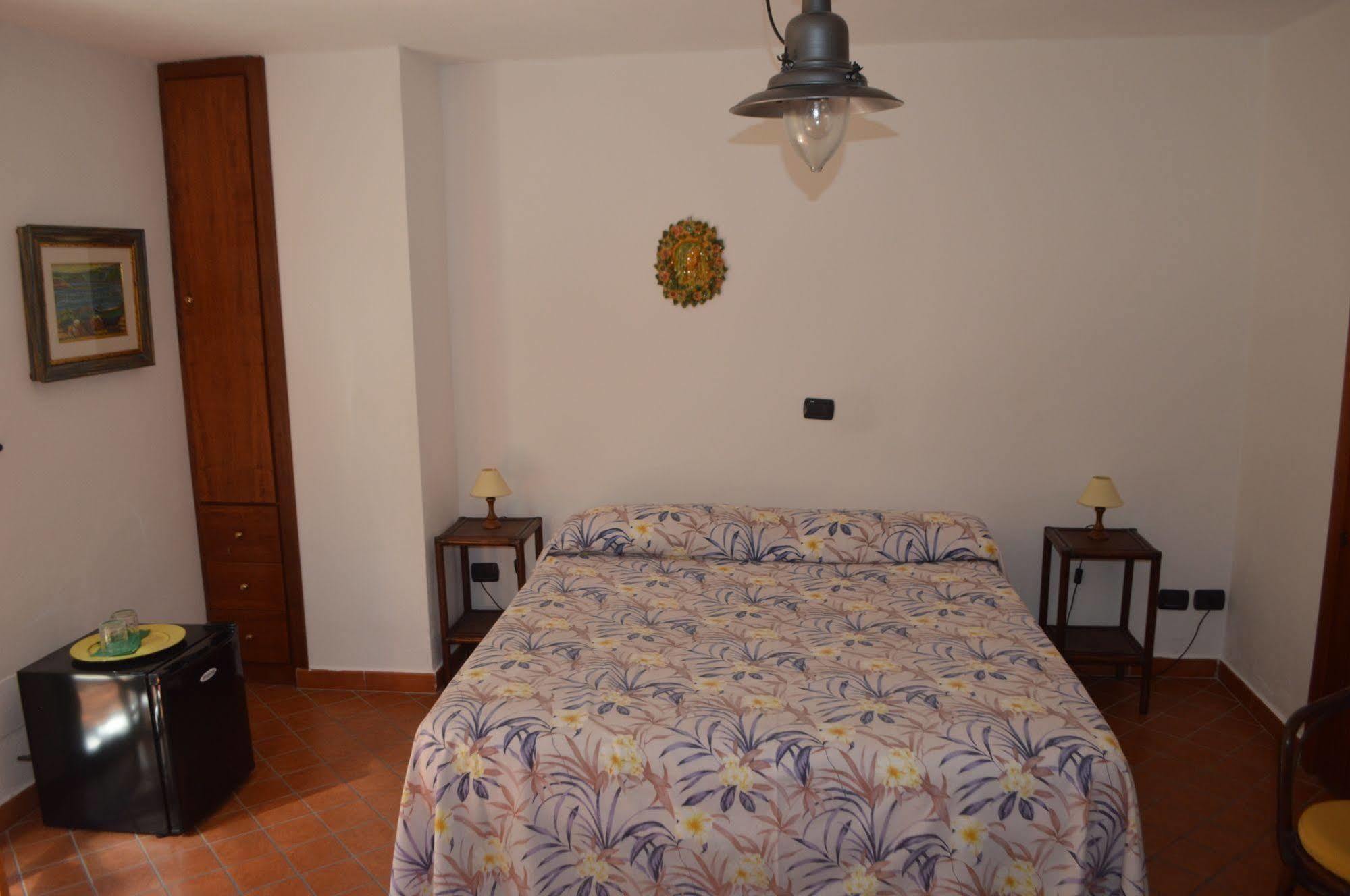 Bed and Breakfast Le Piccole Grotte Шилла Екстер'єр фото